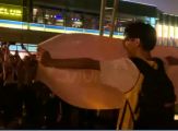 中国赛球迷在场外高举抗议莫雷的标语